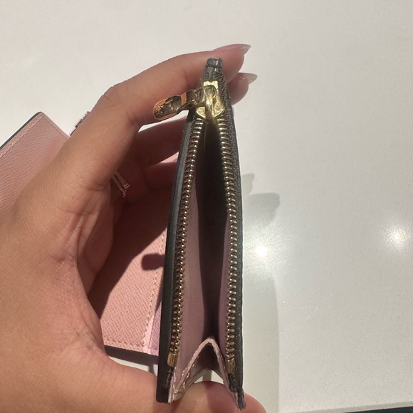 Louis Vuitton
2019 LV Monogram Zoé Wallet - Picture 5 of 5